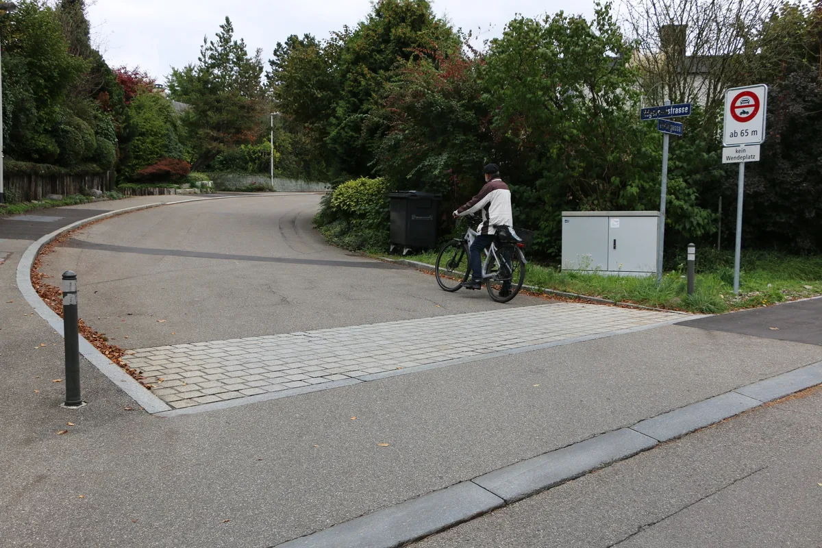 Mann auf Velo an der Stelle in Uster, wo er verunfallte.